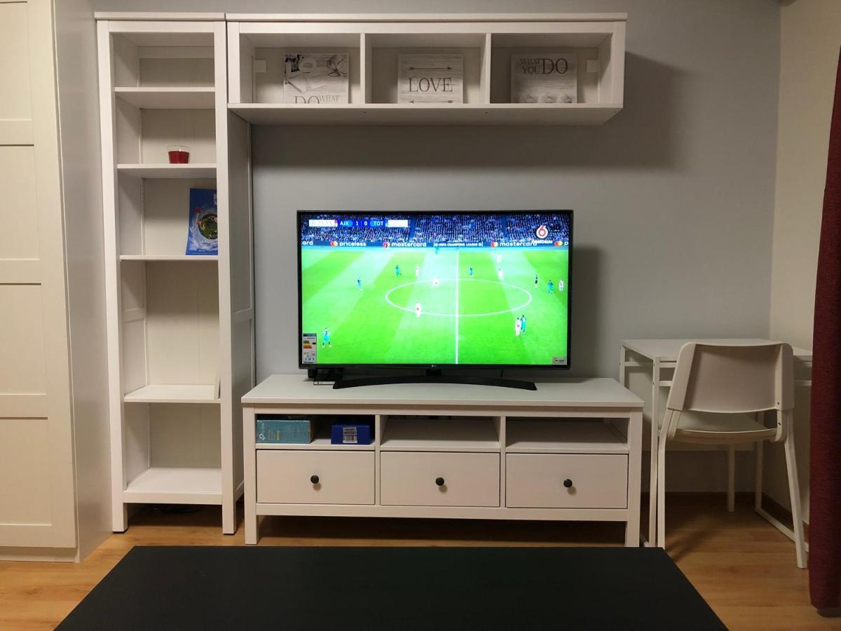 Your Home - Central Studio Apartment, Balcony, Parking & Self Check-In VNO Eksteriør bilde